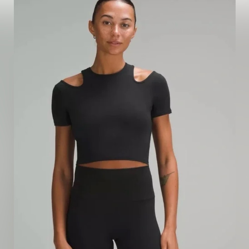 Lululemon Shoulder Cut-out Yoga Top Size 2 in Black